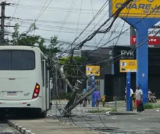 Ônibus bate em poste e afeta fornecimento de energia