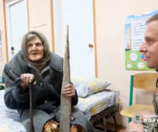 Ucraniana de 98 anos anda 10km para fugir de invasão russa