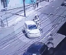 Vídeo: motorista derruba PMs de motocicleta após abordagem em Salvador