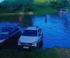 Vídeos: carros ficam ilhados após maré encher em praia de Ilhéus