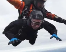 Idoso de 106 anos salta de paraquedas e recupera recorde mundial; veja