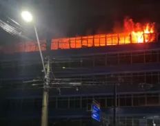 Incêndio atinge prédio no bairro de Águas de Menino, em Salvador