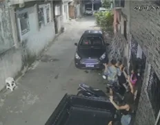 Suspeitos abordam homem com criança e roubam carro em Salvador; vídeo