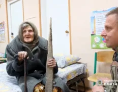 Ucraniana de 98 anos anda 10km para fugir de invasão russa