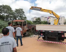 Veículos e barcos abandonados são removidos das vias de Salvador