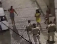 Vídeo: PM agride mulher com chute durante ação em Feira de Santana
