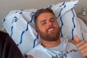 Zé Neto aparece pela 1ª vez após acidente e agradece orações; assista