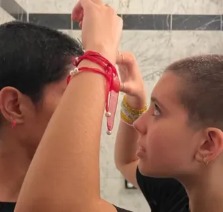 Bela Gil e filha radicalizam e raspam o cabelo: 'Muito amor'
