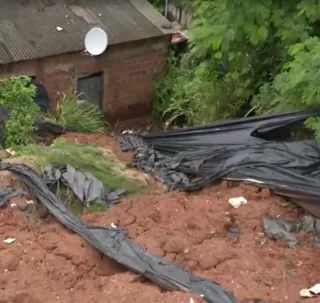 Chuva causa estragos e alagamentos em cidades do sul da Bahia