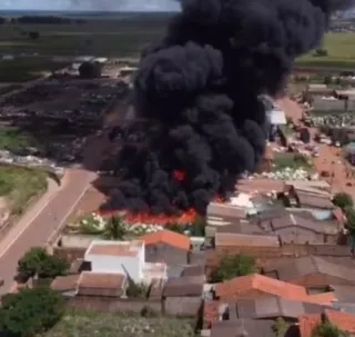 Incêndio de grandes proporções atinge depósito na Bahia