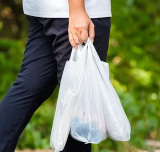 Lei que proíbe distribuição de sacolas plásticas entra em vigor em SSA