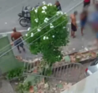 Motorista perde controle e carro invade prédio em Salvador