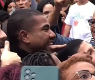 Campeão do 'BBB 24', Davi é ovacionado em bairro do Rio de Janeiro