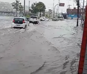 Fortes chuvas alagam diversos bairros de Salvador; veja vídeos