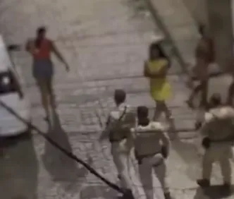 Vídeo: PM agride mulher com chute durante ação em Feira de Santana