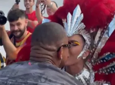 Léo Santana e Lore Improta se beijam no Desfile das Campeãs: 'Orgulho'