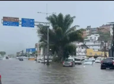 Pancada rápida de chuva alaga principais avenidas de Salvador