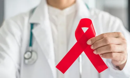 
				
					'AIDS não é uma doença exclusiva dos LGBT+', reforça infectologista
				
				