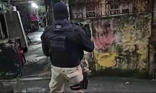 

					Ação na Barra e outros bairros de Salvador tem 10 presos e um baleado

				