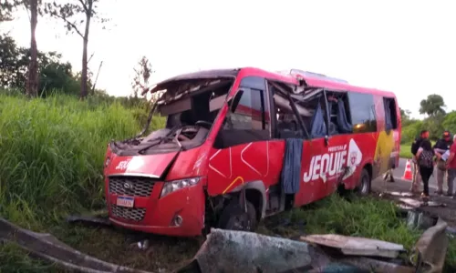 

					Acidente com micro-ônibus na BR-324 deixa cinco feridos na Bahia

				