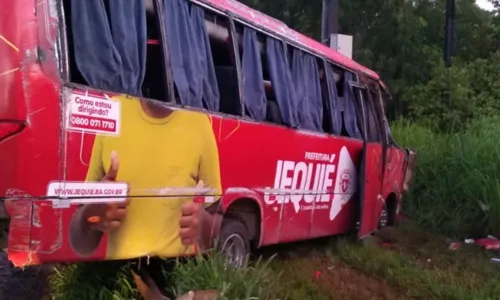 

					Acidente com micro-ônibus na BR-324 deixa cinco feridos na Bahia

				