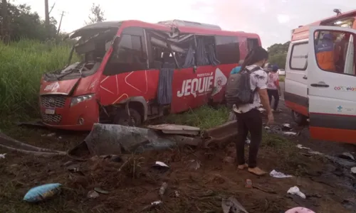 
				
					Acidente com micro-ônibus na BR-324 deixa cinco feridos na Bahia
				
				