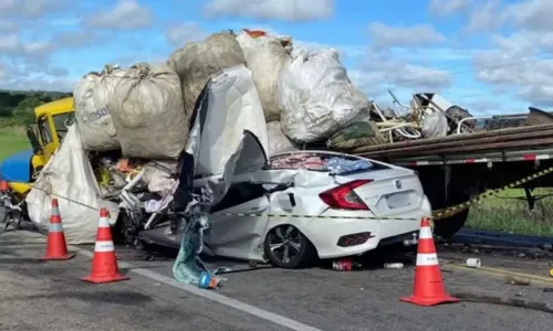 
				
					Acidente entre caminhão e carro deixa quatro mortos na BA
				
				