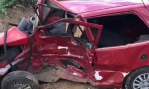 
				
					Acidente entre carro e uma carreta deixa quatro mortos na Bahia
				
				