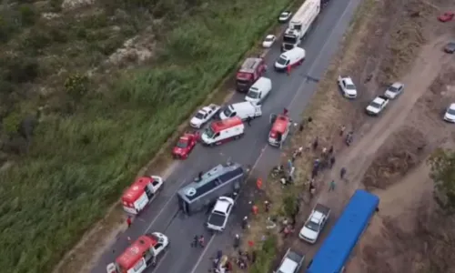 
				
					Acidente entre micro-ônibus e caminhonete deixa 20 feridos na Bahia
				
				