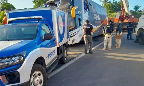  				 					Acidente envolvendo ônibus de turismo deixa oito mortos na Bahia 				 				