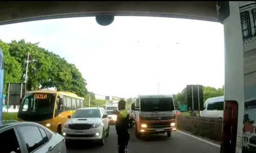  Acidente envolvendo &ocirc;nibus e van deixa feridos na BR-324 