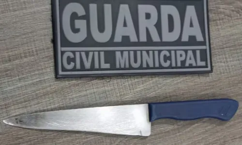  				 					Adolescente é apreendida em escola na BA com faca escondida na mochila 				 				
