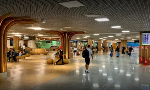 
				
					Aeroporto de Salvador retoma pousos e decolagens após interrupção
				
				