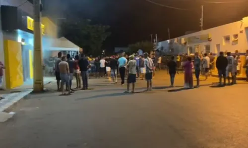 
				
					Agência bancária é explodida e sede do pelotão da PM atacada na Bahia
				
				