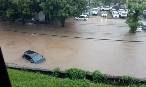 
				
					Alagamento deixa carro parcialmente submerso em Salvador; VÍDEOS
				
				
