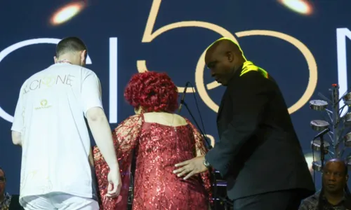 
				
					Alcione passa mal e deixa show em navio de Alexandre Pires; FOTOS
				
				