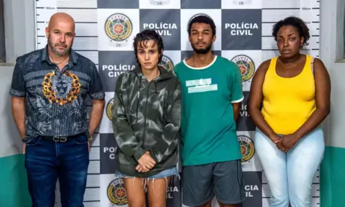 
				
					Alice Wegmann entrega 'frio na barriga' com personagem de 'Justiça 2'
				
				