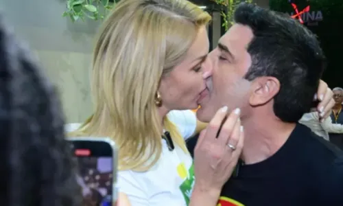 
				
					Ana Hickmann e Edu Guedes trocam beijão em evento; FOTOS
				
				