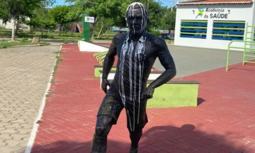 
				
					Após condenação, estátua de Daniel Alves é vandalizada em Juazeiro
				
				
