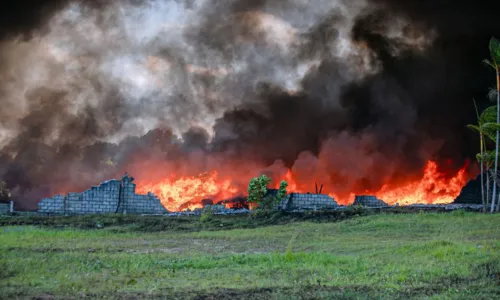 
				
					Após dois dias, bombeiros extinguem incêndio em depósito de Camaçari
				
				