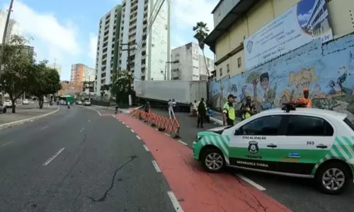 
				
					Após três dias, carreta que bloqueou rua em Salvador é removida
				
				