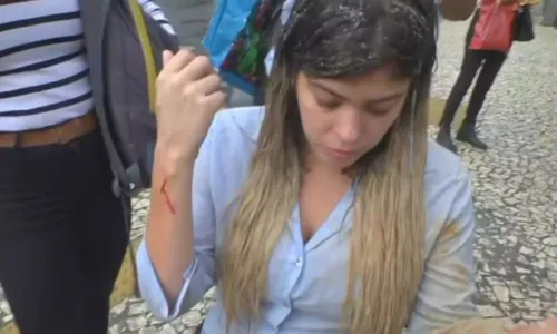 
				
					Asfalto cede em ponto de ônibus de Salvador; 4 pessoas ficam feridas
				
				