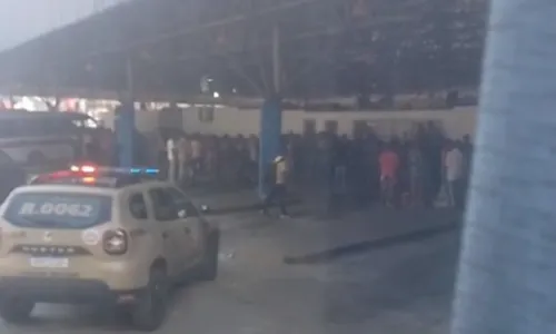 
				
					Ataque a tiros mata homem e fere outro na rodoviária de Candeias
				
				
