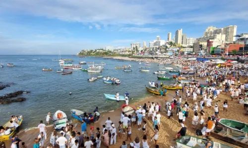 
Baianos e turistas lotam Rio Vermelho em homenagem a Iemanjá
