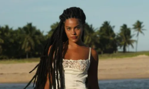 
				
					Bella Campos surpreende com look ousado em virada de ano na Bahia
				
				