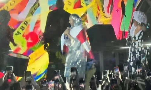 
				
					Beyoncé surge com bandeira da Bahia em festa de pré-estreia de filme
				
				