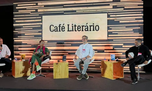  				 					Bienal do Livro: autor revela ameaças antes de vir a Salvador 				 				