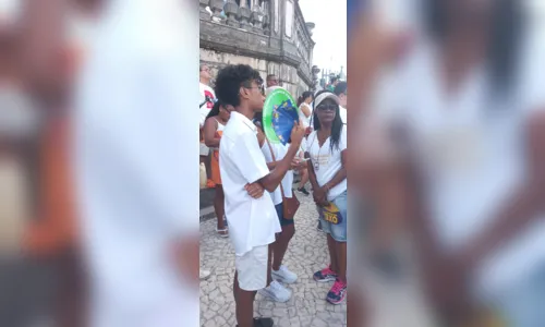 

					'Bonfim do abanador': fiéis buscam leque para rezudir calor em trajeto

				