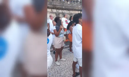 

					'Bonfim do abanador': fiéis buscam leque para rezudir calor em trajeto

				