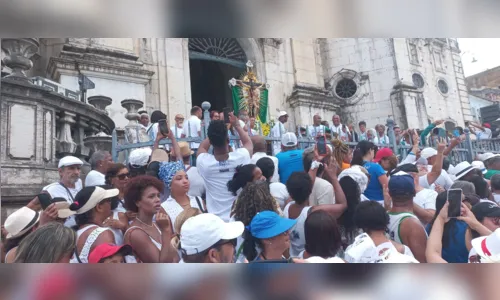 

					'Bonfim do abanador': fiéis buscam leque para rezudir calor em trajeto

				